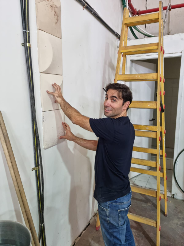 Michael Layani installing a Daika wall